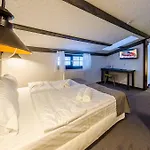 Crepdechine Hotell 2*